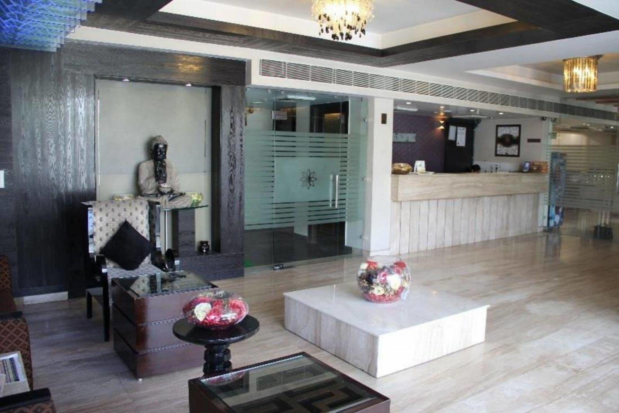 Treebo Premium Relax Inn Patel Nagar 新德里 外观 照片